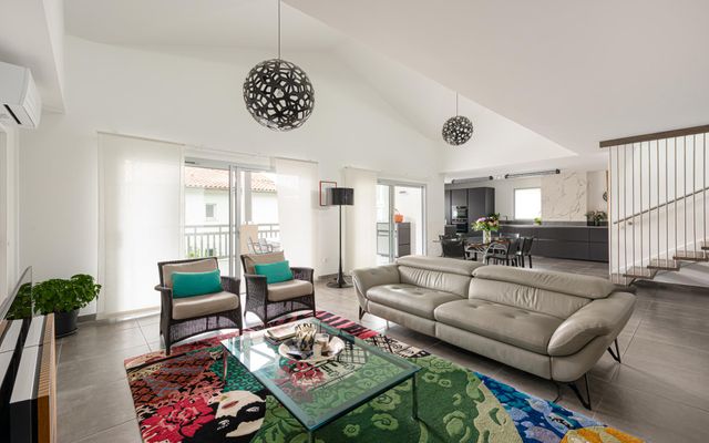 Afficher la photo en grand Appartement F4 à vendre - 4 pièces - 143.45 m2 - BIARRITZ - 64 - AQUITAINE - Century 21 Berritzea